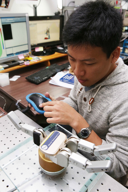 KAIST 연구자가 실리콘과 탄소나노튜브를 이용해 개발한 촉각 센서를 로봇손에 연결해 테스트를 진행하고 있다. 이 촉각센서는 강한 충격에 견디며 다양한 형태의 촉각을 구분할 수 있어 로봇의 피부로 활용할 수 있다.  KAIST 제공